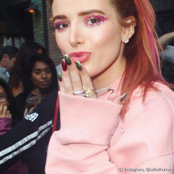 Bella Thorne apareceu com uma sombra rosa cheia de glitter dourado, que foi esfumada em formato de gatinho para deixar o look cheio de estilo. As unhas coloridas de esmaltes cintilantes também foram destaque na produção (Foto: Instagram @bellathorne)